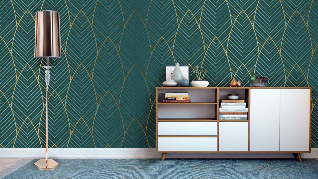 papier peint art déco vert et or, petit meuble années 50 et lampe sur pied