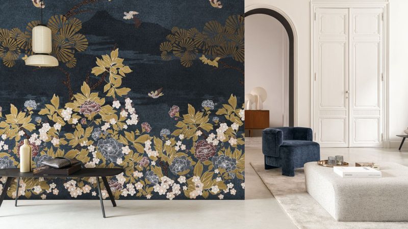 Salon design dont un mur présente un panoramique en papier peint japonisant dans les tons bleu et or par Casamance